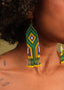 Brincos de miçangas verde e amarelo feita pelo povo Waurá, artesanato indígena brasileiro