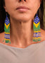 Brincos de miçangas amarelo, verde, azul e branco feita pelo povo Waurá, artesanato indígena brasileiro