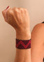 Pulseira de miçangas vermelha e preta feita pelo povo Waurá, artesanato indígena brasileiro