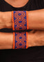 Pulseira de miçangas laranja e azul feita pelo povo Waurá, artesanato indígena brasileiro