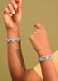 Pulseira de miçangas verde, azul e amarelo feita pelo povo Waurá, artesanato indígena brasileiro