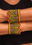 Pulseira de miçangas colorida feita pelo povo Waurá, artesanato indígena brasileiro