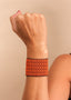 Pulseira de miçangas laranja feita pelo povo Waurá, artesanato indígena brasileiro