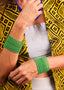 Pulseira de miçangas verde feita pelo povo Waurá, artesanato indígena brasileiro
