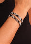Pulseira de miçangas branca e preto feita pelo povo Waurá, artesanato indígena brasileiro