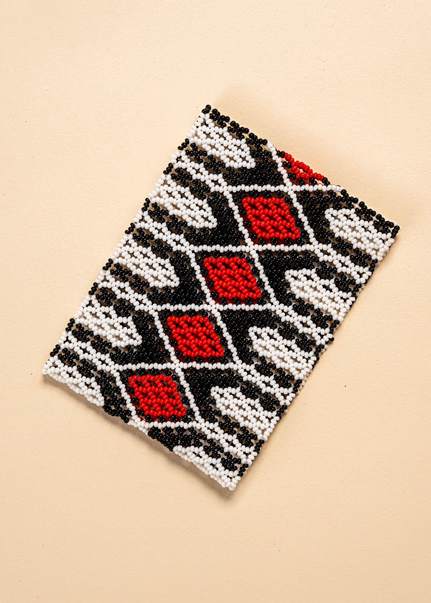 CORAÇÃO DE MIÇANGAS FÁCIL- DIY iniciantes - easy beaded heart #coração  #diycrafts #beads, image size:1463x2048