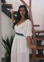 Vestido bordado branco e azul feito pelo povo Huni Kuin, artesanato indígena brasileiro