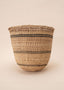 Cesto de fibras bege feito por artesãs do povo Yanomami, artesanato indígena brasileiro