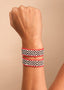 Pulseira de miçangas preta, branca e vermelha feita pelo povo Waurá, artesanato indígena brasileiro