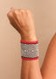 Pulseira de miçangas vermelha e branca feita pelo povo Waurá, artesanato indígena brasileiro