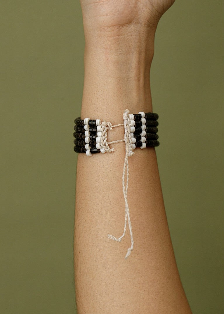 Pulseira ajustável de Tucum e PVC | Marubo - TUCUM