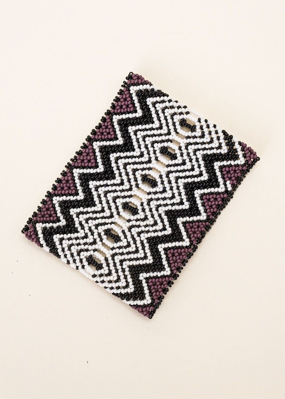 Pulseira de miçangas roxo, preto e branco feito pelo povo Waurá, artesanato indígena brasileiro Imagem principal do produto