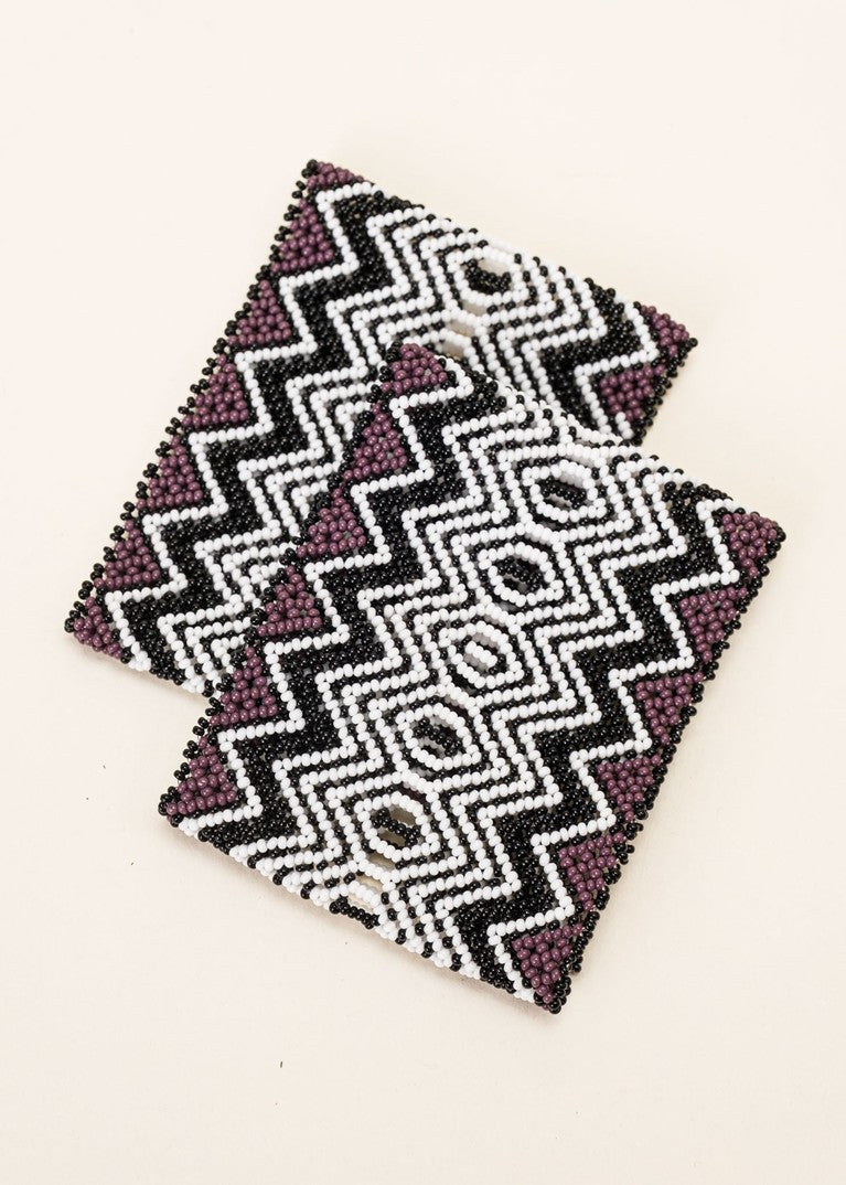Pulseira de miçangas roxo, preto e branco feito pelo povo Waurá, artesanato indígena brasileiro