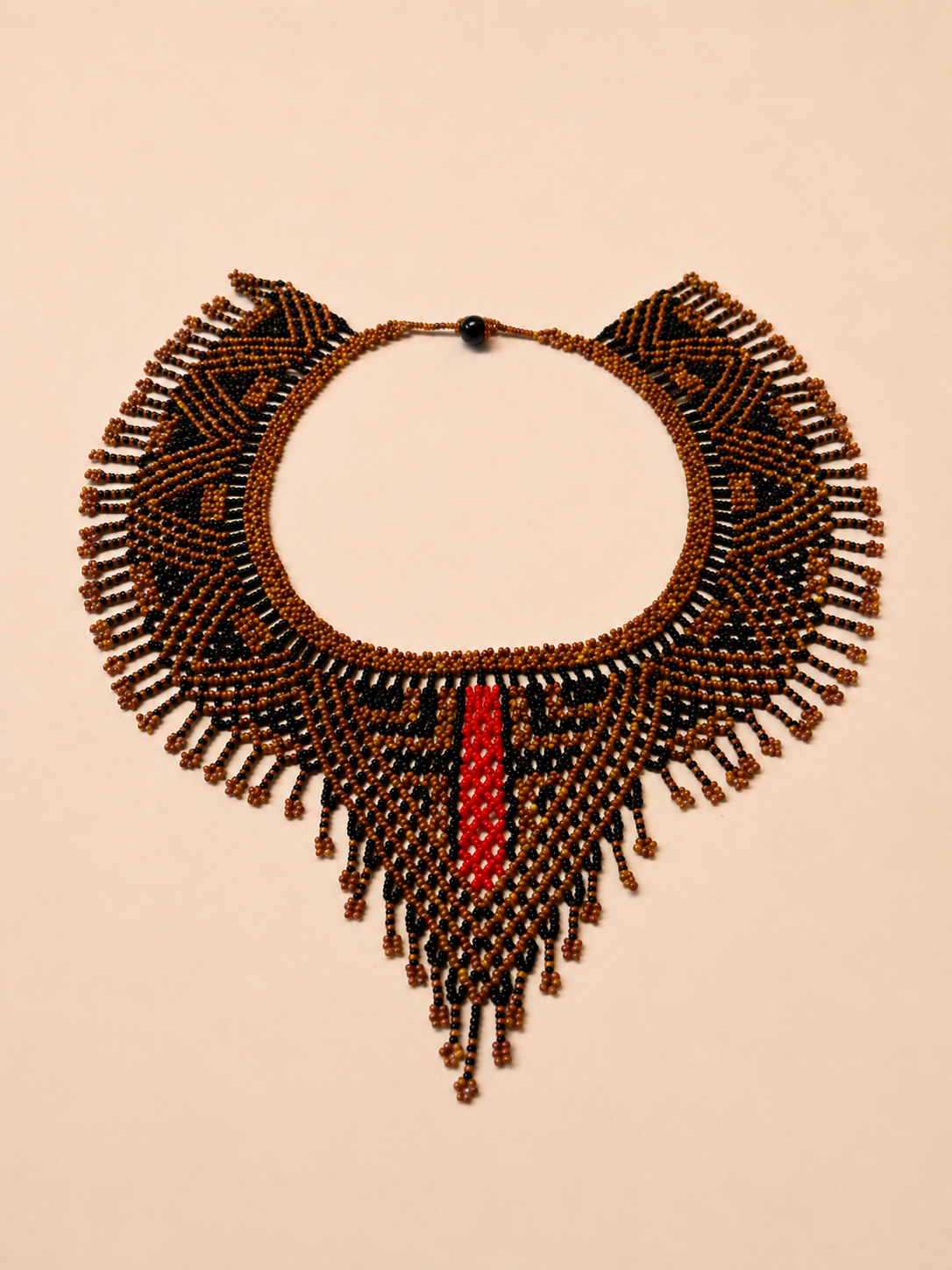 Gargantilha de miçangas marrom, preto e vermelho feita pelo povo Waurá, artesanato indígena brasileiro Imagem principal do produto