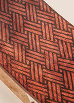 Banco de madeira vermelho feito pelo povo Tukano, artesanato indígena brasileiro