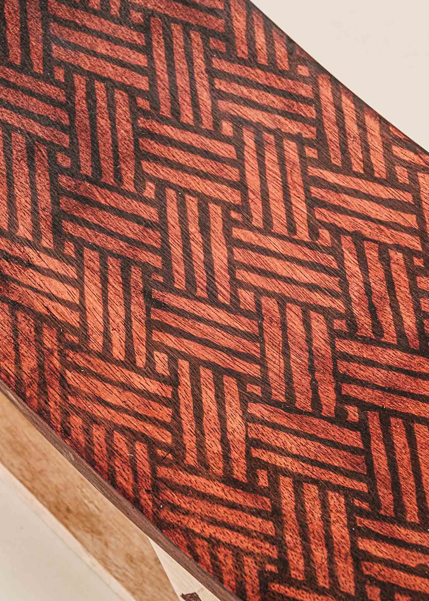 Banco de madeira vermelho feito pelo povo Tukano, artesanato indígena brasileiro