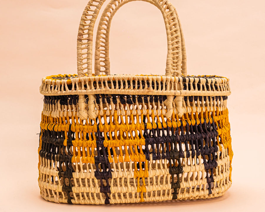 Bolsas_Indigenas_006_1_c0c16f03-48e9-49c4-bf35-319bcfd516ef_bolsas+tramas-e-cores–indigena-comprar-banner-site-tucum
