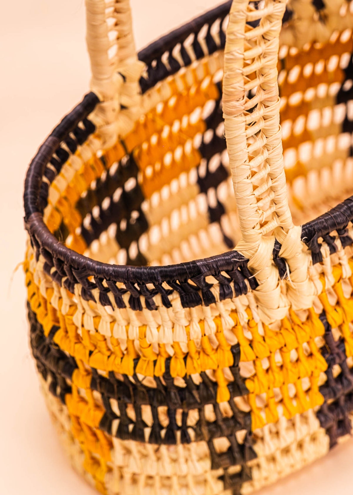Bolsas_Indigenas_010_49cb4895-2acb-45d2-95cf-a0cfc2043828_bolsas+tramas-e-cores–indigena-comprar-banner-site-tucum