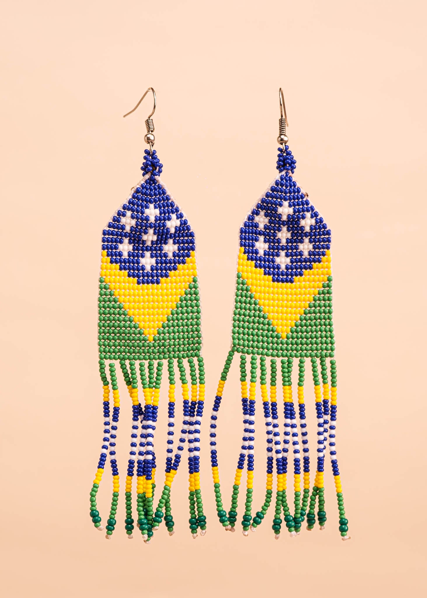 Brincos de miçangas colorida feita pelo povo Waurá, artesanato indígena brasileiro