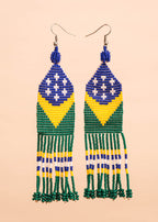 Brincos de miçangas azul, verde e amarelo feita pelo povo Waurá, artesanato indígena brasileiro
