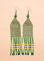 Brincos de miçangas amarelo, verde, azul e branco feita pelo povo Waurá, artesanato indígena brasileiro