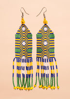 Brincos de miçangas amarelo, verde, azul e branco feita pelo povo Waurá, artesanato indígena brasileiro