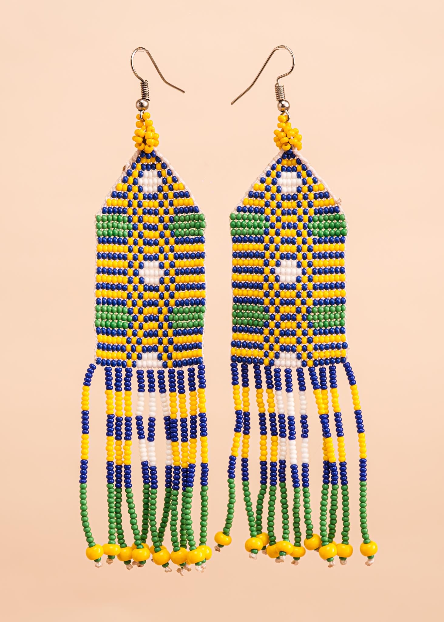 Brincos de miçangas amarelo, verde, azul e branco feita pelo povo Waurá, artesanato indígena brasileiro