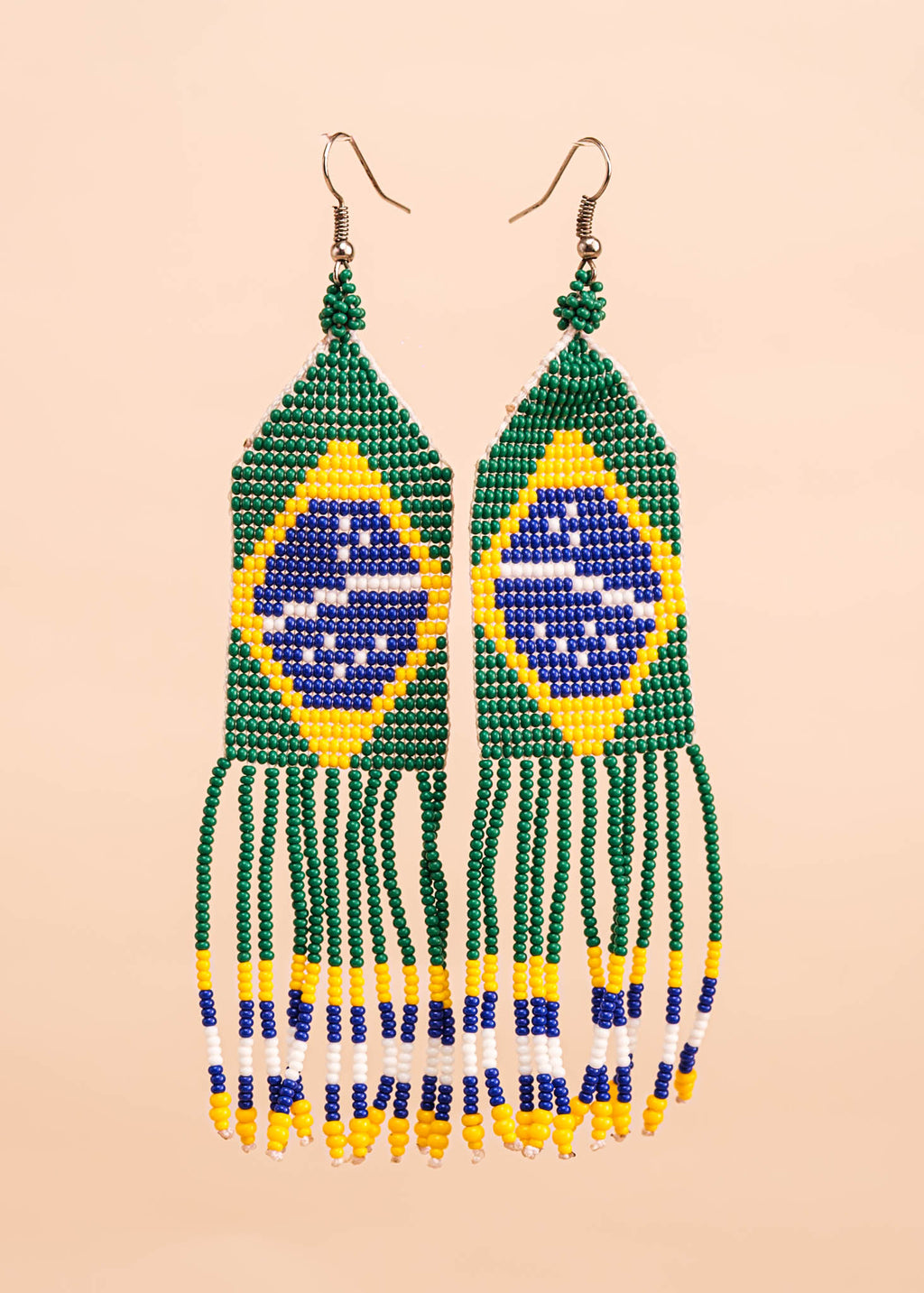 Brincos de miçangas amarelo, verde, azul e branco feita pelo povo Waurá, artesanato indígena brasileiro