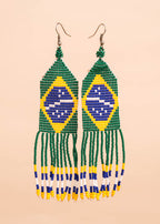 Brincos de miçangas amarelo, verde, azul e branco feita pelo povo Waurá, artesanato indígena brasileiro