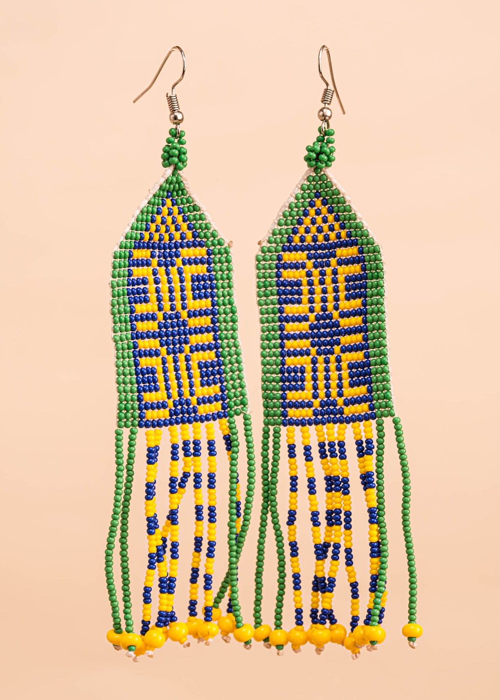 Brincos de miçangas azul, verde e amarela feita pelo povo Waurá, artesanato indígena brasileiro