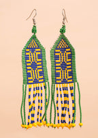 Brincos de miçangas azul, verde e amarela feita pelo povo Waurá, artesanato indígena brasileiro