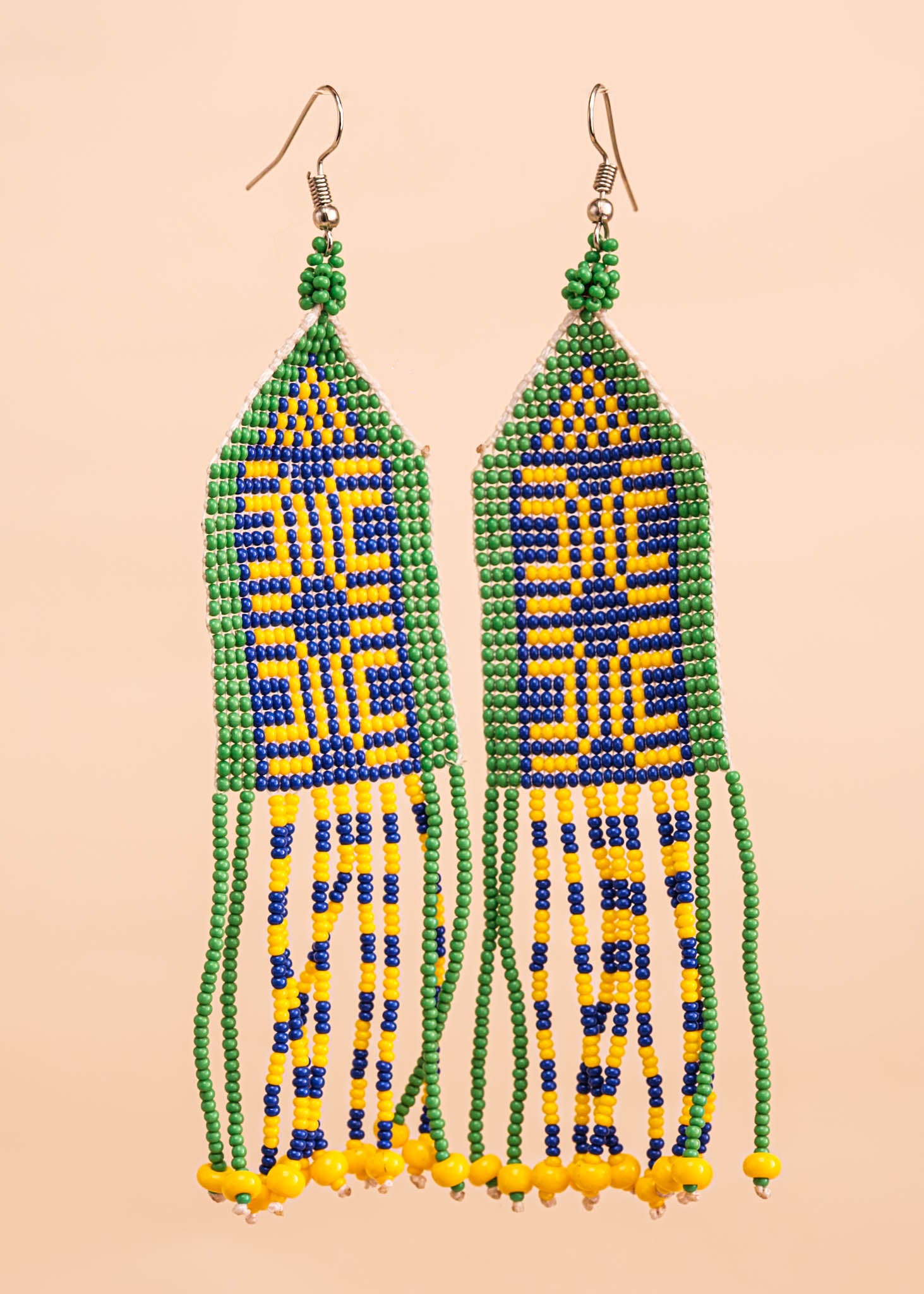 Brincos de miçangas azul, verde e amarela feita pelo povo Waurá, artesanato indígena brasileiro