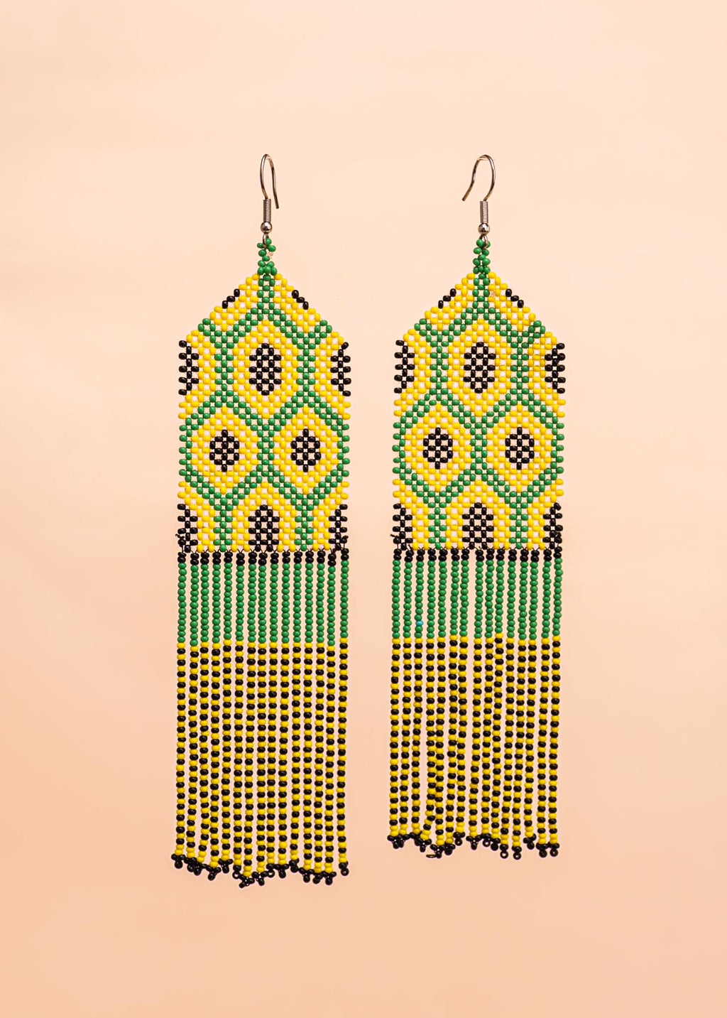 Brincos de miçangas verde e amarelo feito pelo povo Kayapó, artesanato indígena brasileiro