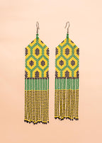 Brincos de miçangas verde e amarelo feito pelo povo Kayapó, artesanato indígena brasileiro