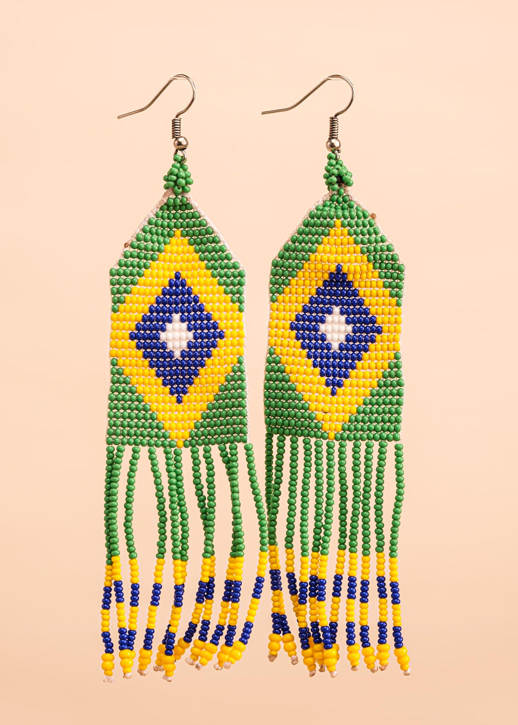 Brincos de miçangas azul, verde e amarelo feita pelo povo Waurá, artesanato indígena brasileiro