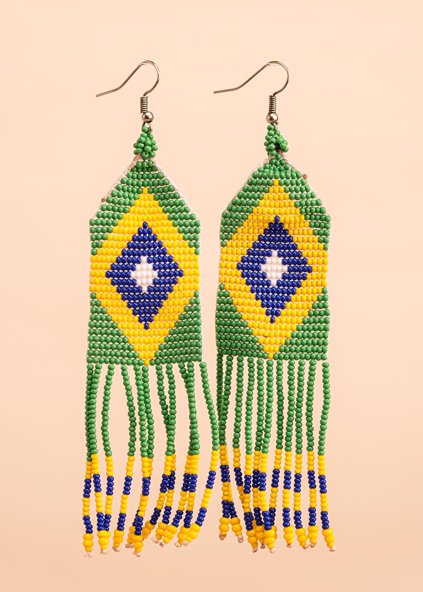 Brincos de miçangas azul, verde e amarelo feita pelo povo Waurá, artesanato indígena brasileiro