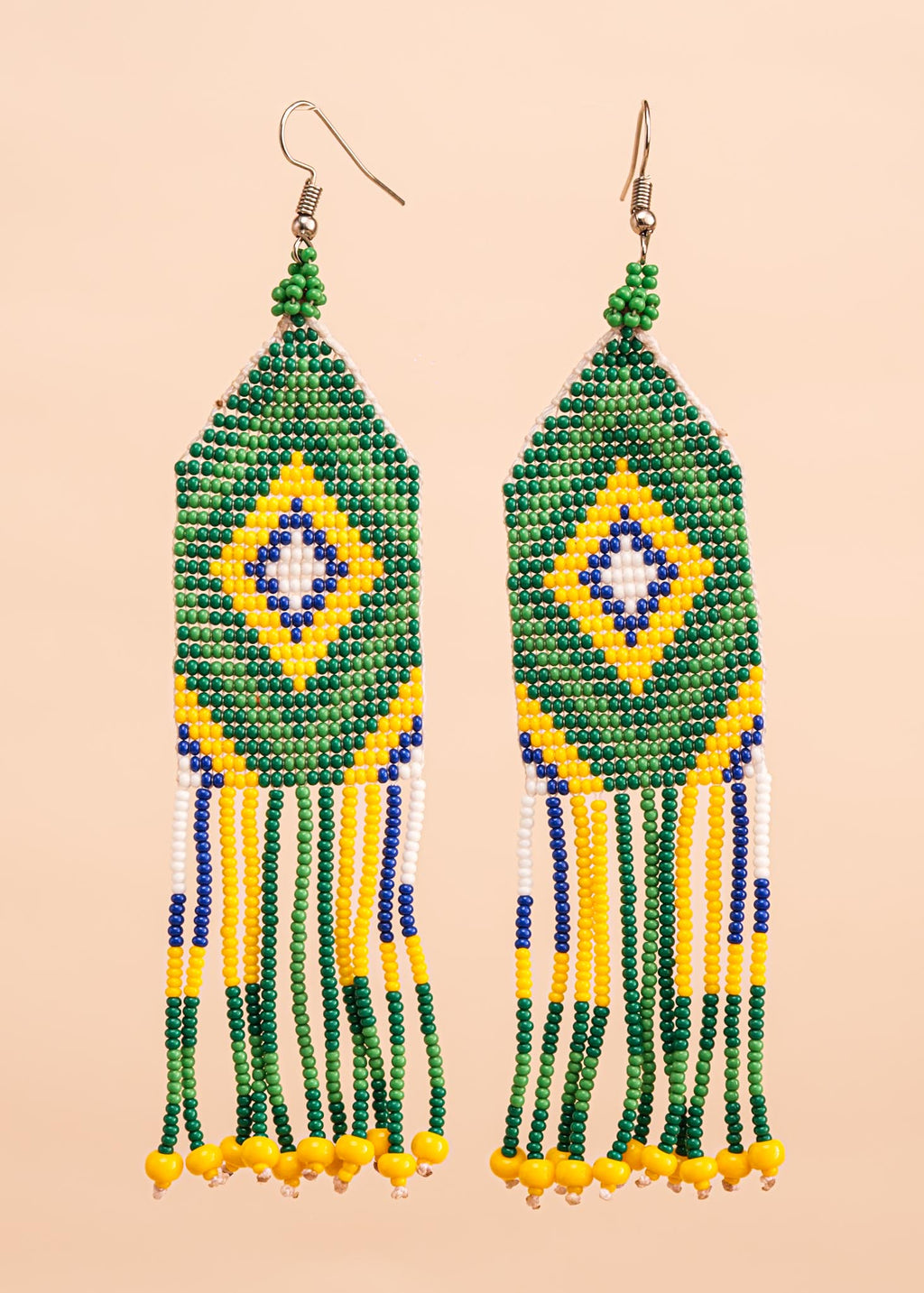 Brincos de miçangas verde e amarelo feita pelo povo Waurá, artesanato indígena brasileiro