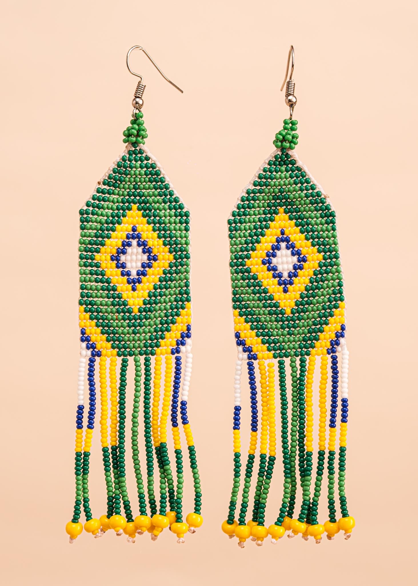 Brincos de miçangas verde e amarelo feita pelo povo Waurá, artesanato indígena brasileiro
