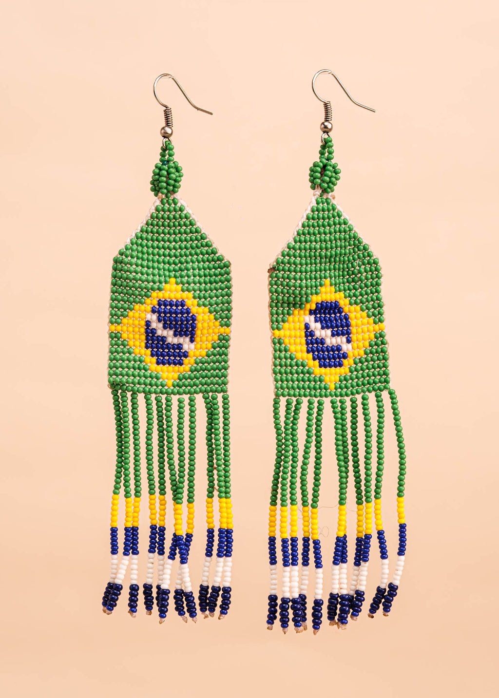 Brincos de miçangas azul, verde e branco feita pelo povo Waurá, artesanato indígena brasileiro