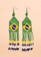 Brincos de miçangas azul, verde e branco feita pelo povo Waurá, artesanato indígena brasileiro
