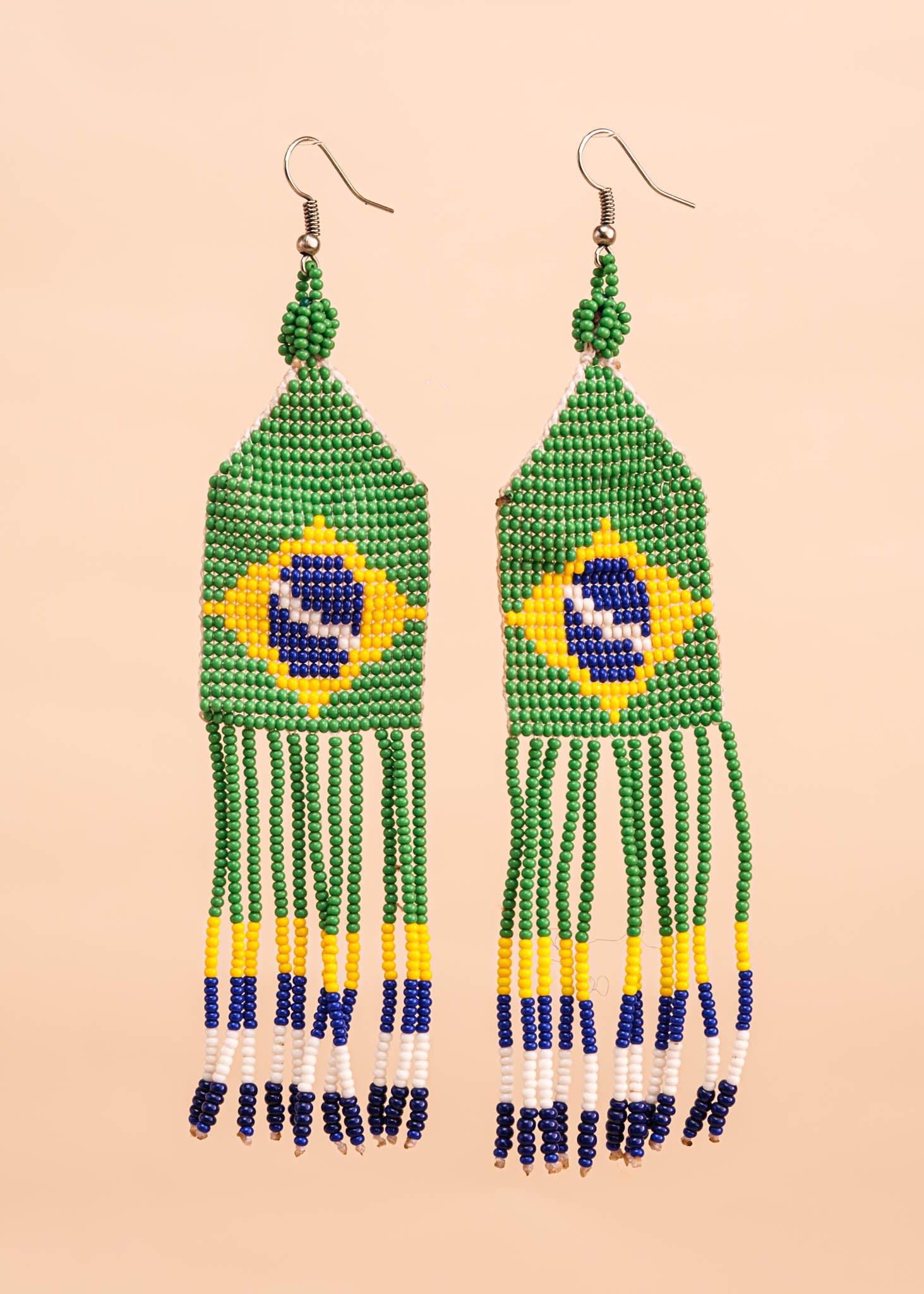 Brincos de miçangas azul, verde e branco feita pelo povo Waurá, artesanato indígena brasileiro