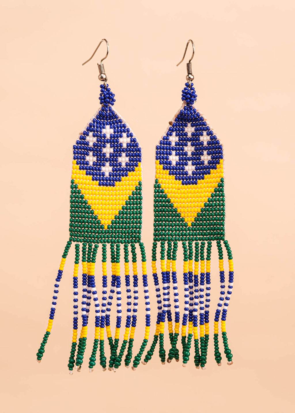 Brincos de miçangas amarelo, verde, azul e branco feita pelo povo Waurá, artesanato indígena brasileiro