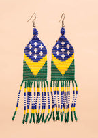Brincos de miçangas amarelo, verde, azul e branco feita pelo povo Waurá, artesanato indígena brasileiro