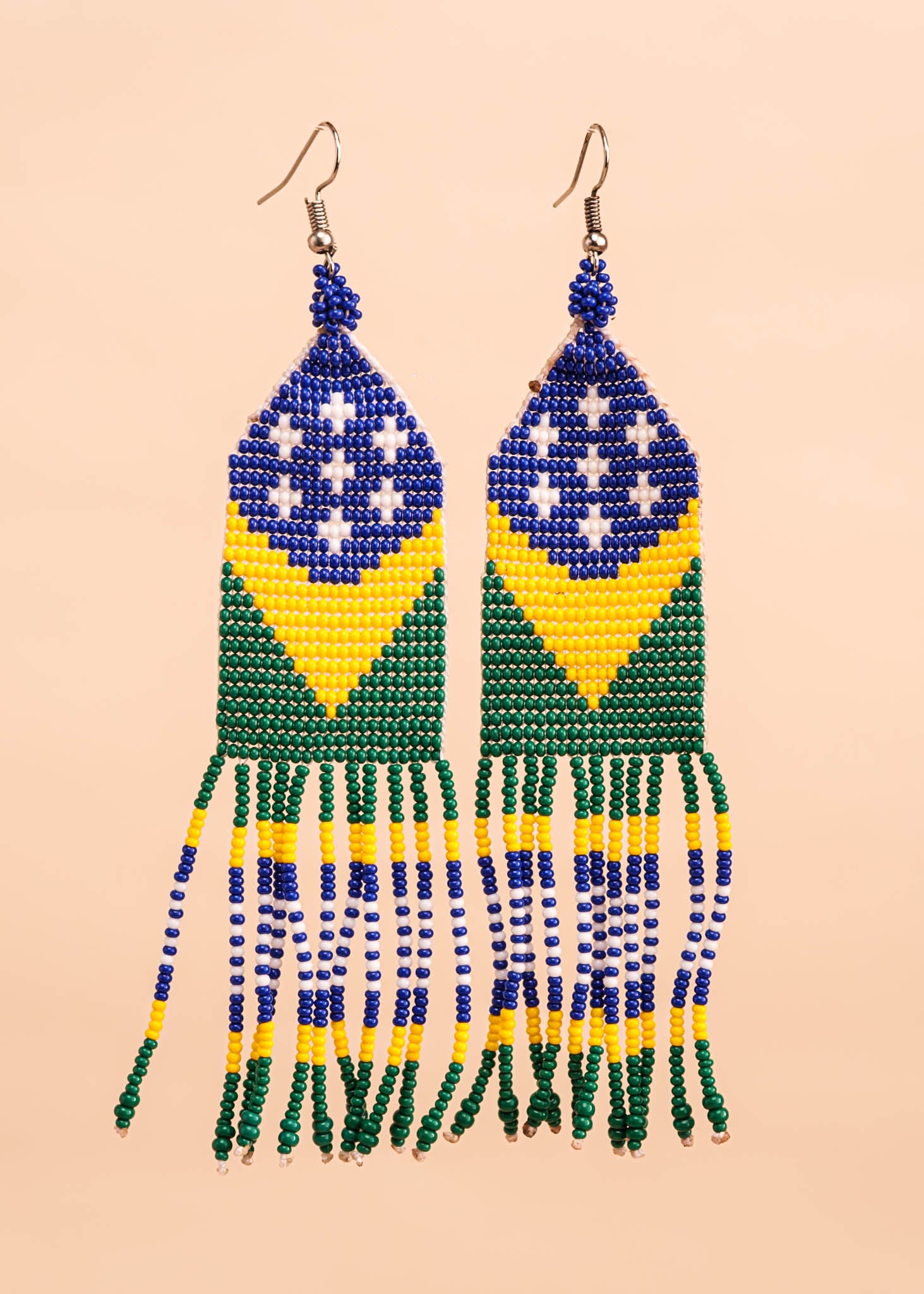 Brincos de miçangas amarelo, verde, azul e branco feita pelo povo Waurá, artesanato indígena brasileiro