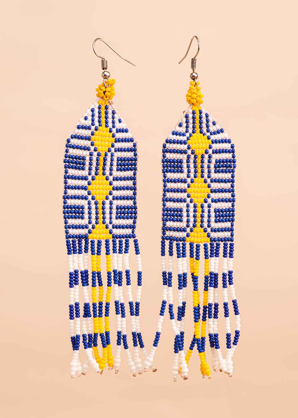 Brincos de miçangas azul, branco e amarelo feita pelo povo Waurá, artesanato indígena brasileiro
