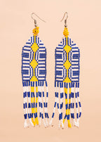 Brincos de miçangas azul, branco e amarelo feita pelo povo Waurá, artesanato indígena brasileiro