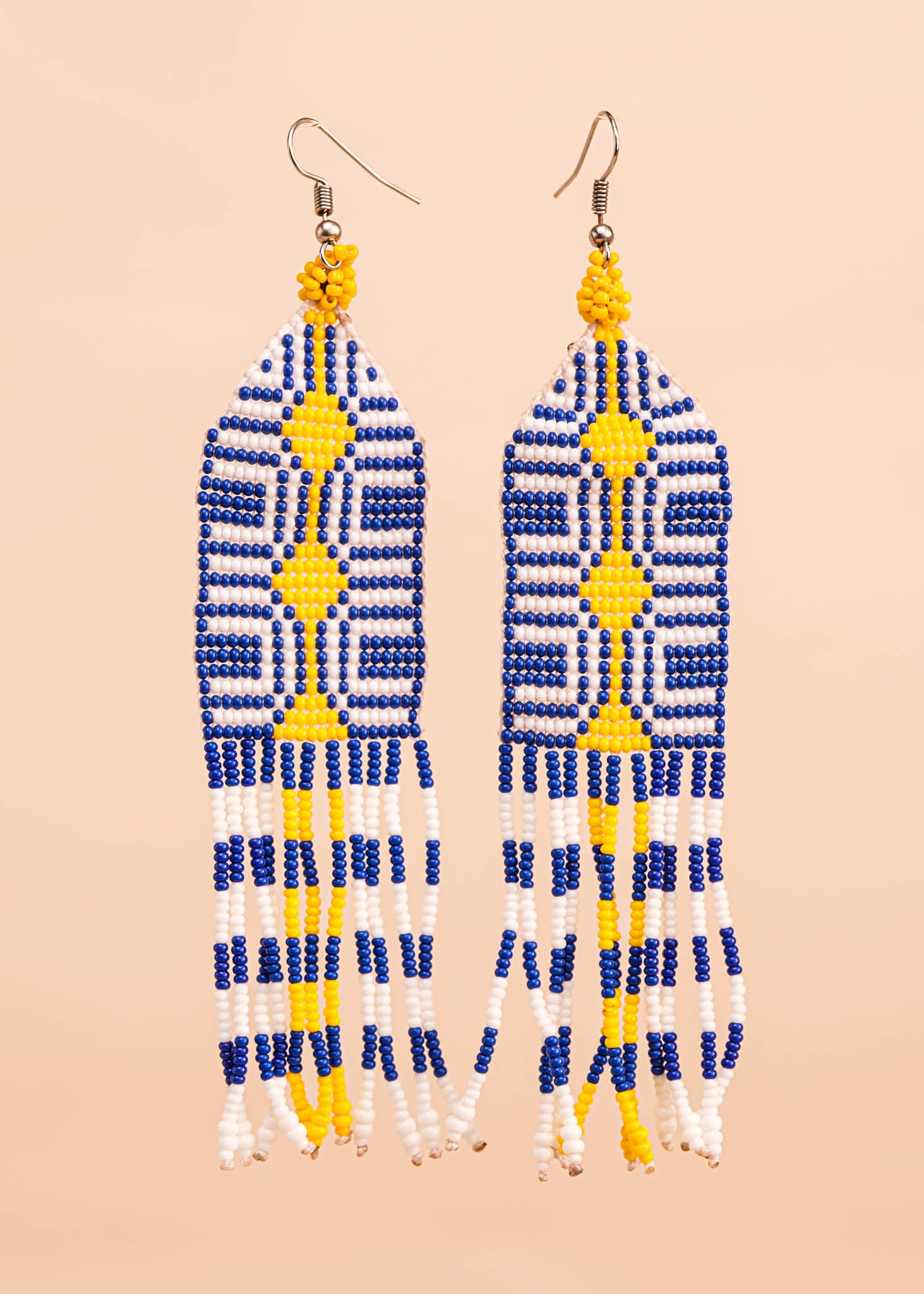 Brincos de miçangas azul, branco e amarelo feita pelo povo Waurá, artesanato indígena brasileiro