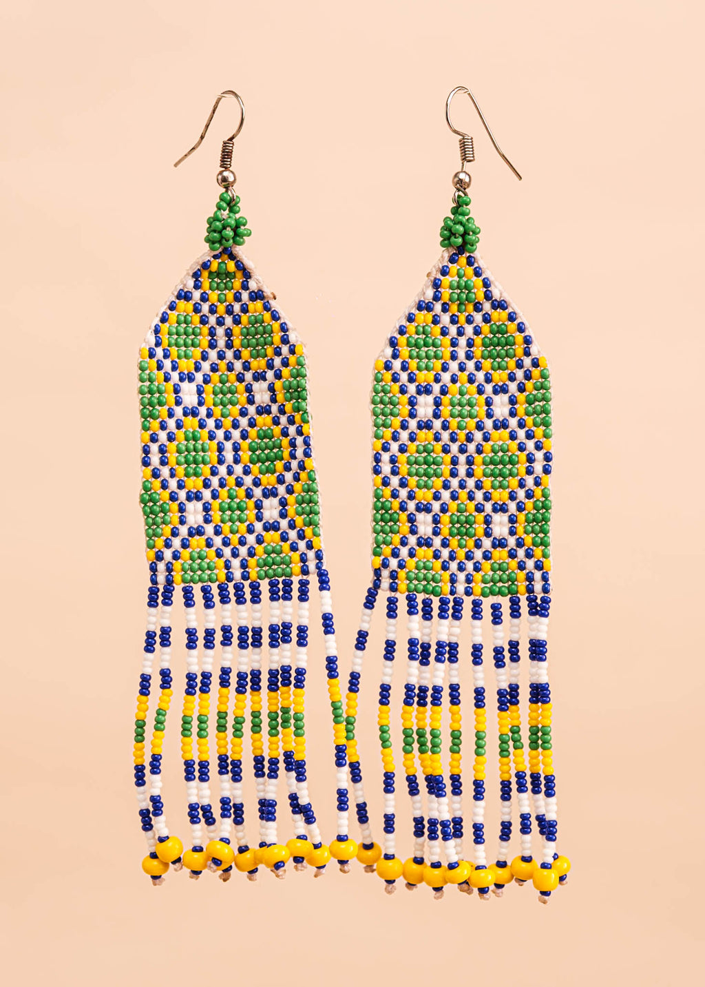 Brincos de miçangas azul, verde e branco feita pelo povo Waurá, artesanato indígena brasileiro
