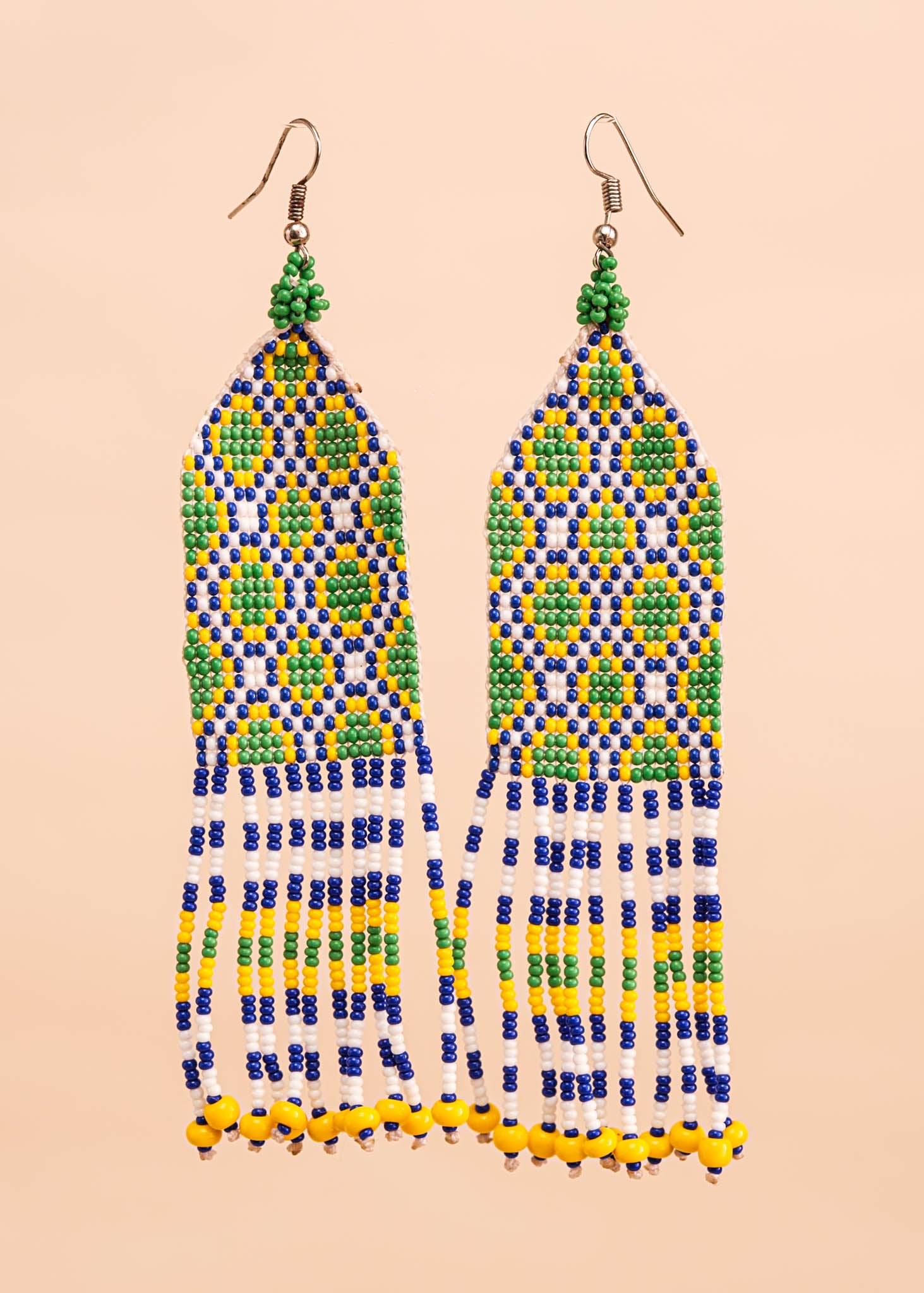 Brincos de miçangas azul, verde e branco feita pelo povo Waurá, artesanato indígena brasileiro