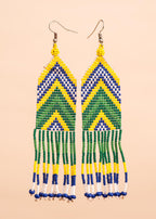 Brincos de miçangas azul, verde e amarelo feita pelo povo Waurá, artesanato indígena brasileiro